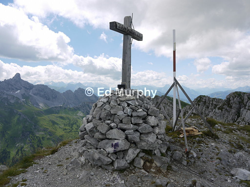 The Seehorn's summit cairn and mystery tripod