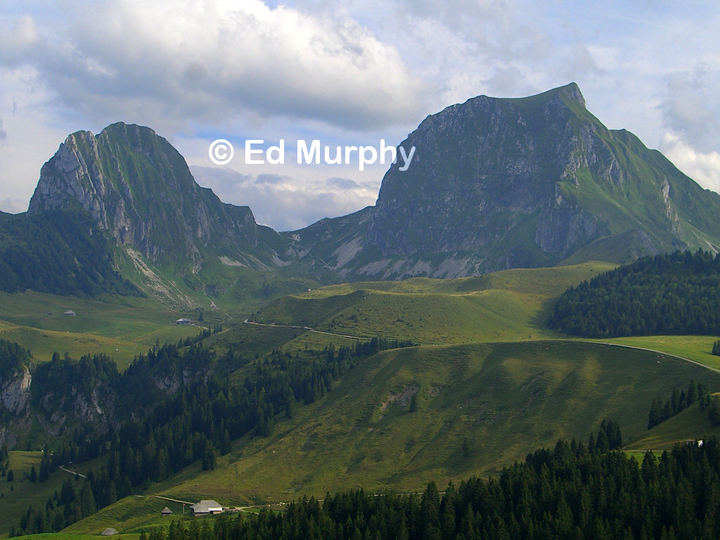 The N&uuml;nenen (L) and the Gantrisch (R) from the north