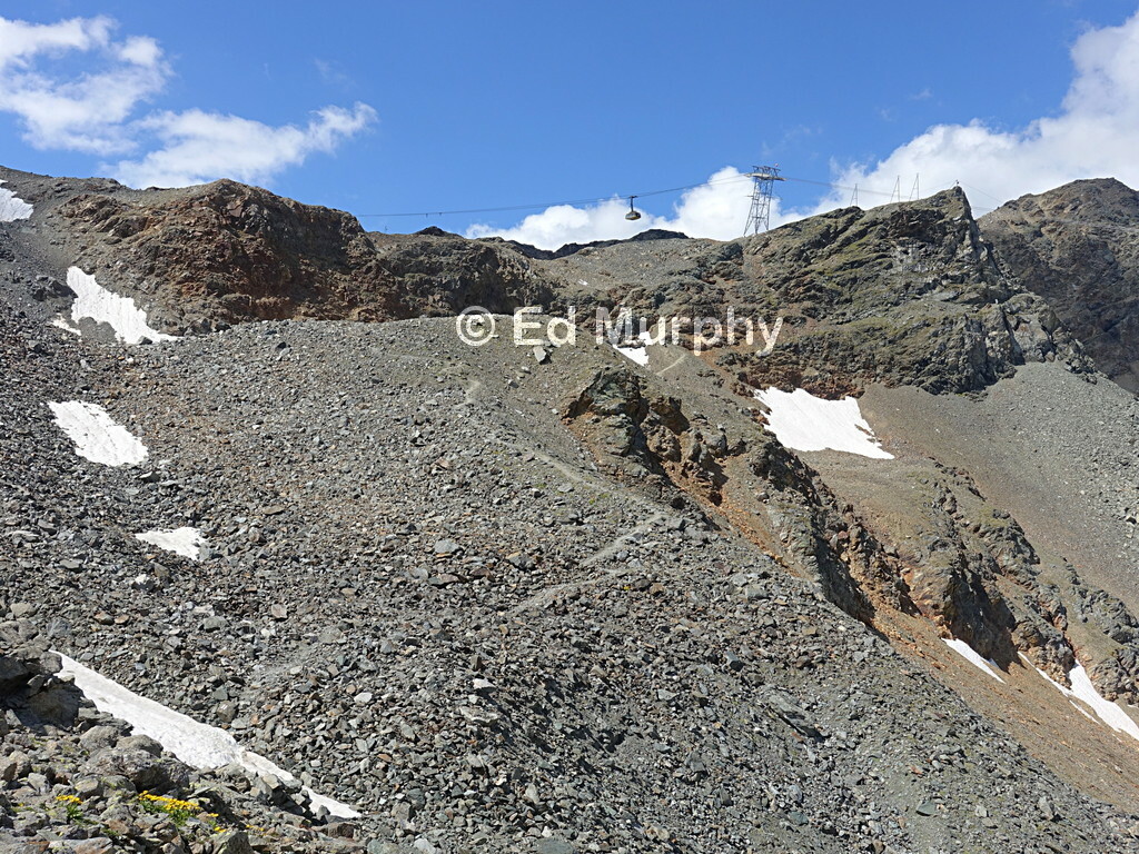 The Diavolezza track and the Diavolezza cable car