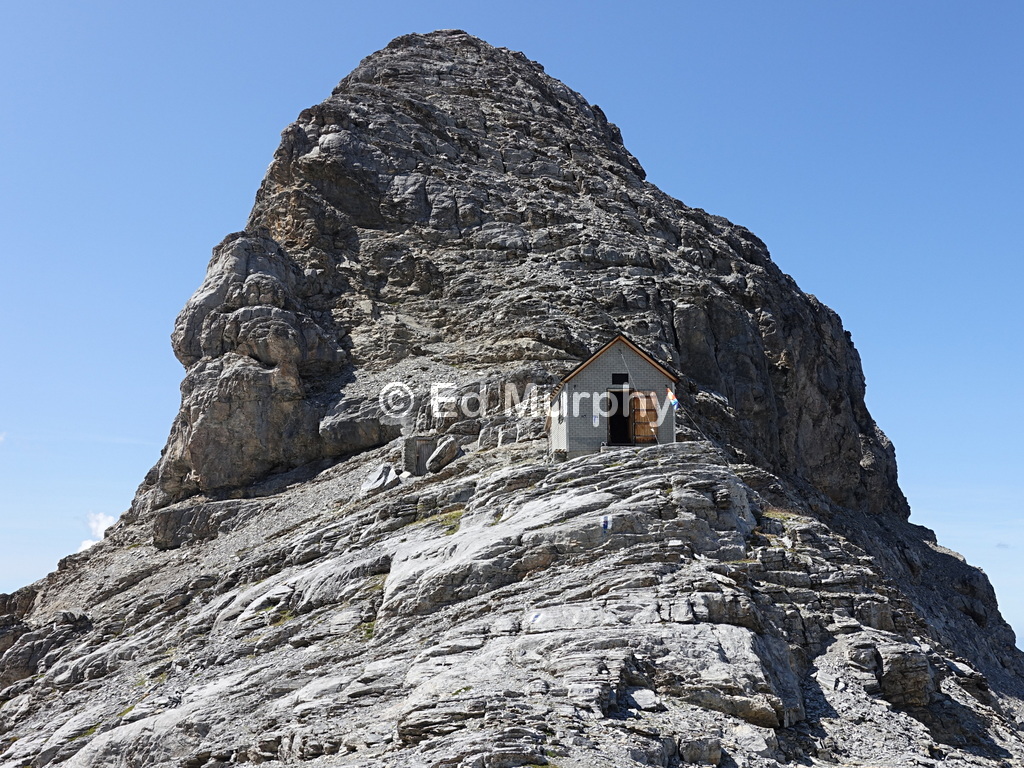 The Silberhorn Hut at the foot of the Rotbretthorn