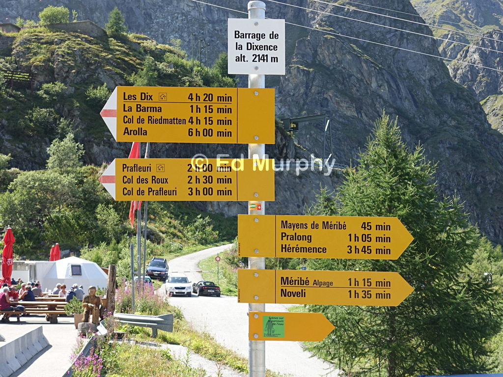 Dubious track signposting at the Grande Dixence dam
