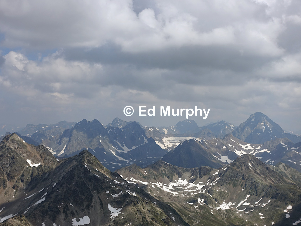 Thundery conditions east of the Fl&uuml;ela Schwarzhorn